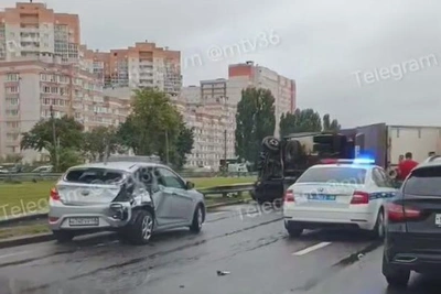 Грузовик опрокинулся в ДТП на Московском проспекте: пробка 700 метров