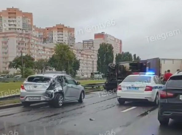 Столкновение грузовика с легковушкой привело к 700-метровой пробке на Московском проспекте Воронежа | Источник: Телеграм-канал «Мой и твой Воронеж» / t.me/mtv36