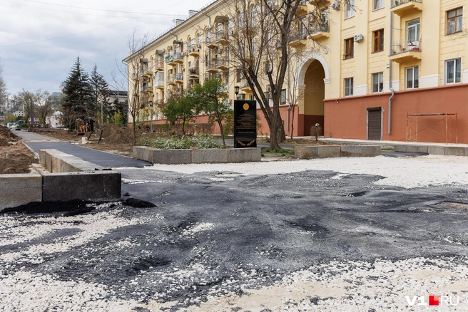 Советская плитка сменилась российским асфальтом. Пока, правда, не везде | Источник: Алексей Волхонский / V1.RU