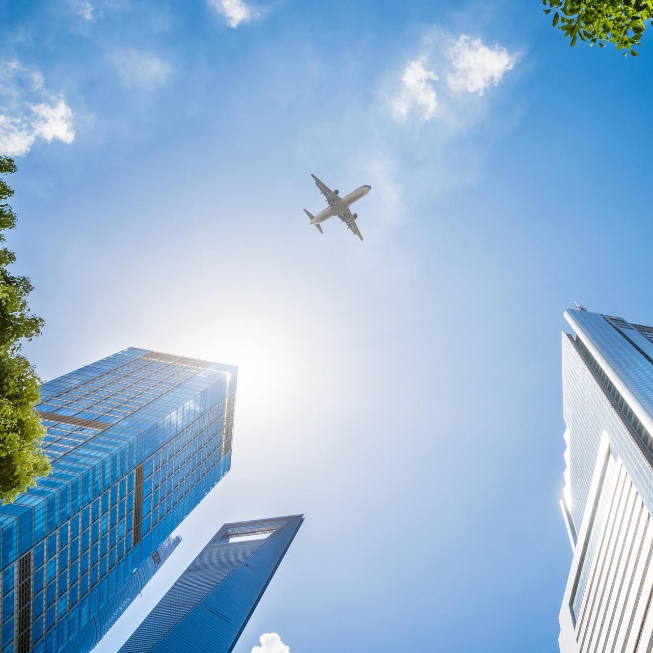 Аэропорт Дубая закрылся на неопределенный срок из-за бомбежек: можно ли будет покинуть ОАЭ в ближайший месяц