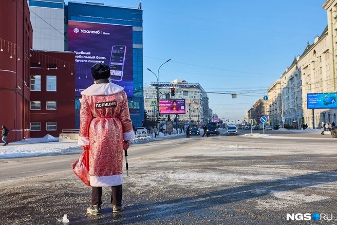Новосибирцы оценили наряд сотрудника | Источник: Александр Ощепков / NGS.RU