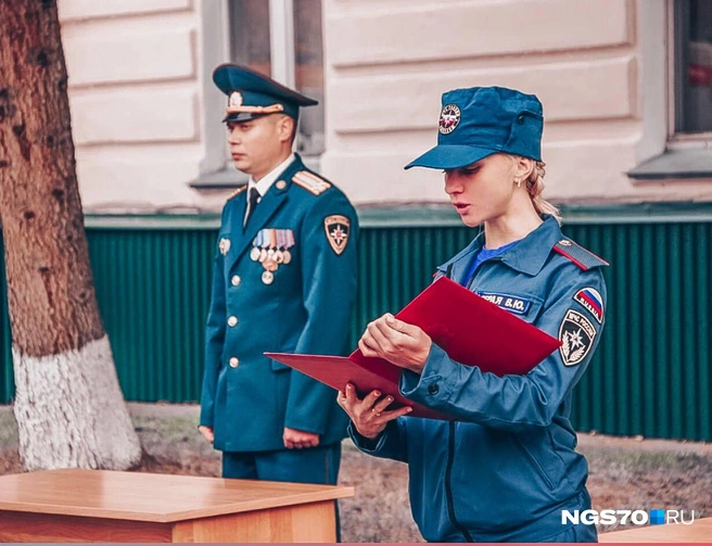 «Моя присяга, 2018 год, начинали раньше с пустых погон&nbsp;— звание рядовой внутренней службы»,&nbsp;— рассказала Вика | Источник: личный архив героини материала 