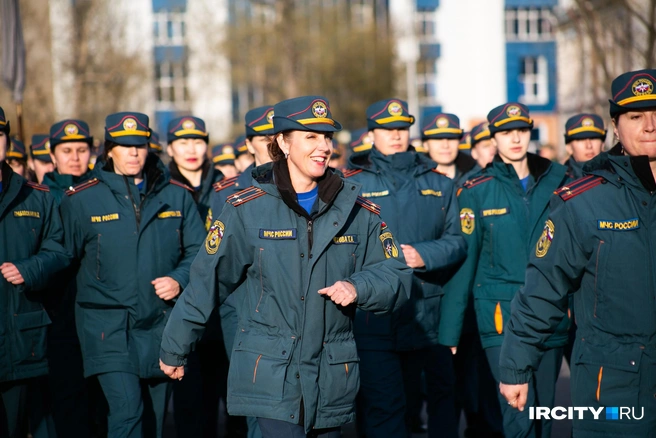 Яркое майское солнце слепит глаза, но девушки продолжают маршировать с невозмутимым видом | Источник: Ксения Филимонова / «ИрСити»