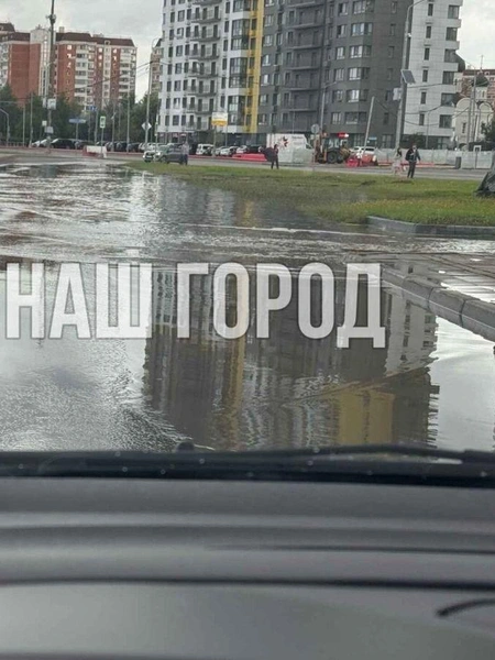 Лужа на дороге высохла сама | Источник: gorod.mos.ru