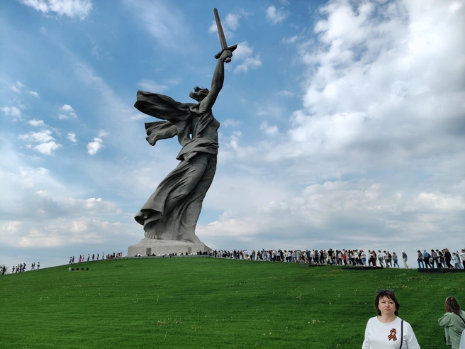 К скульптуре «Родина-мать зовет!» выстроилась очередь. | Источник: Мария Умнова / V1.RU