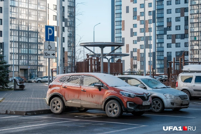 Машины в одном из новых дворов | Источник: Булат Салихов / UFA1.RU