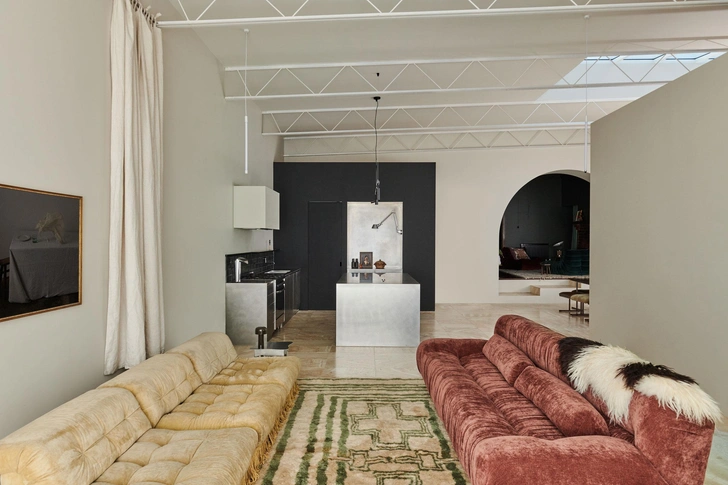 Мини-тренд 2026: диваны с бахромой