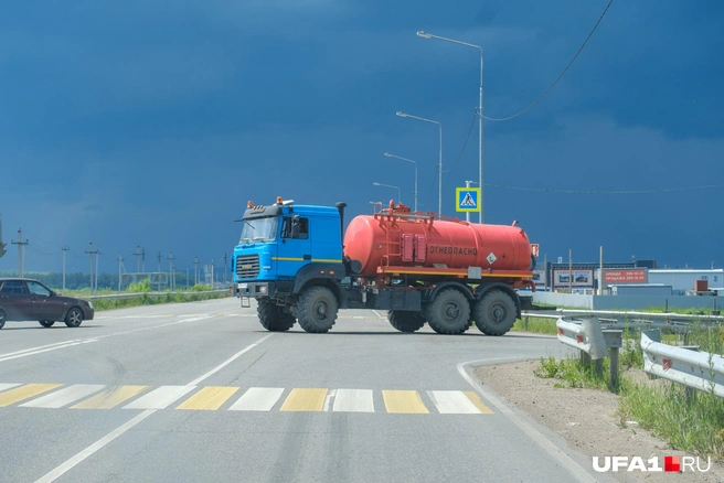 Бензовозы в пути | Источник: Булат Салихов / UFA1.RU
