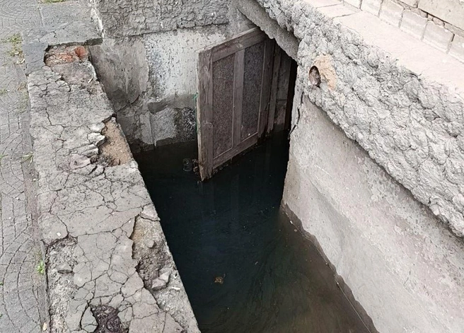 Горожане боятся: еще немного, и вода польется из подъездов | Источник: читатели V1.RU