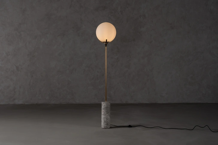Лампа Scoop Floor Lamp dark brass. | Источник: Dantone Home