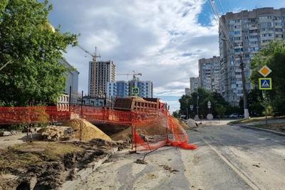 Дорогу в центре Волгограда закрыли на два дня после коммунальной аварии