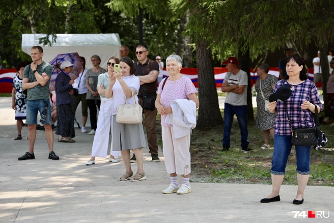 Посмотреть на выступления пришло много жителей ЧМЗ | Источник: Михаил Шилкин