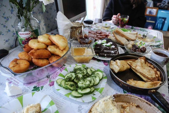 Теплая атмосфера, вкусная еда и родные рядом — отличный способ снять стресс | Источник: Евгений Софийчук / NGS55.RU