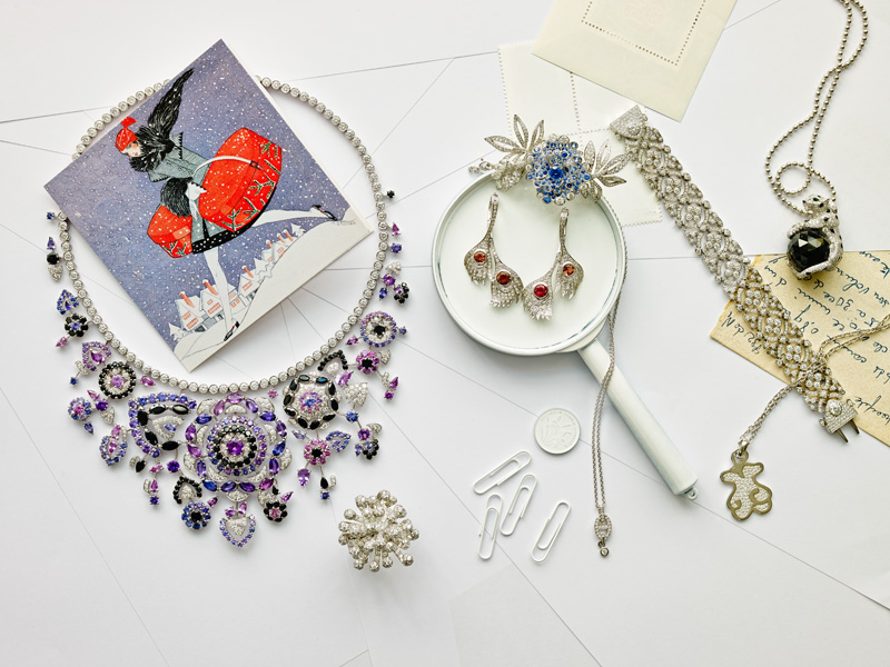 Колье Broderie de Camelia, белое золото, бриллианты, черная шпинель, сапфиры, Chanel High Jewelry, бутики Chanel. Кольцо Cygne, белое золото, бриллианты, Dior, бутики Dior. Кольцо на три пальца Peonia, белое золото, бриллианты, сапфиры, Van Cleef & Arpels, бутики Van Cleef & Arpels. Серьги Peacock, белое золото, бриллианты, розовые турмалины, Carrera y Carrera, www.carreraycarrera.com Браслет Dentelle de Monogram, белое золото, бриллианты, Louis Vuitton, бутики Louis Vuitton. Ожерелье Panthère de Cartier, белое золото, бриллианты, изумруды, оникс, Cartier, бутики Cartier. Подвеска Chaine d’Ancre Enchainee, белое золото, бриллианты, Hermès, бутики Hermès. Кулон из коллекции UMI, белое золото, бриллианты, Tous, магазины Tous. | Источник: Дмитрий Журавлев