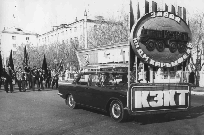 Колонна заводчан с КЗКТ  | Источник: Комитет по делам архивов Курганской области