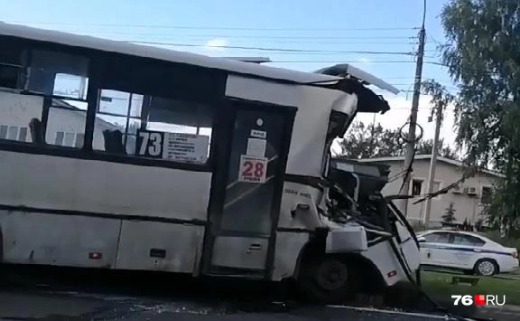 ДТП произошло на проспекте Авиаторов в Заволжском районе | Источник: читатель 76.RU