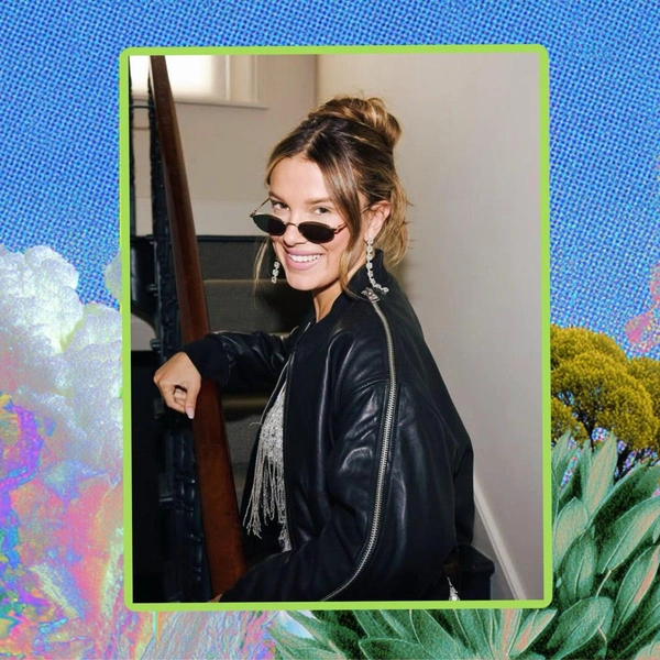 Небрежный пучок как у Милли Бобби Браун — легкая прическа на Новый год 2026 | Источник: theGirl