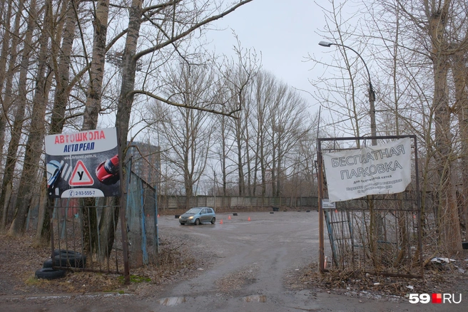 Судя по плакату, зимой, когда работает каток, площадку можно использовать как парковку  | Источник: Тимофей Калмаков / 59.RU