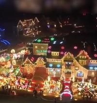 Так выглядит дом супругов, освещенный огнями | Источник: соцсети