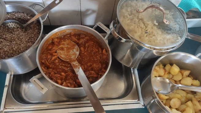 В меню полярников самые простые и привычные блюда: мясо, гарниры, супы и салаты | Источник: Анастасия Шастина