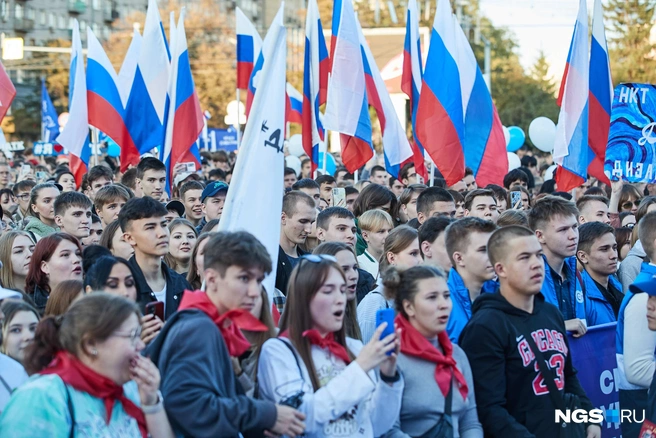 Торжественное открытие и концертная программа события начались в 19:00 на площади Ленина | Источник: Александр Ощепков/NGS.RU