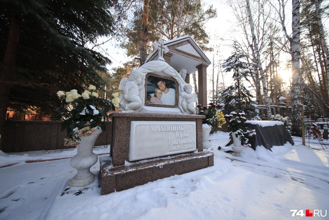 У Махониних был еще один брат&nbsp;— Юрий. Он похоронен на Митрофановском кладбище рядом с аллеей криминальных авторитетов | Источник: Дарья Пона