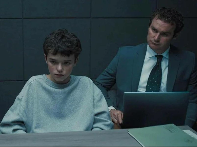 Источник: кадр из телесериала «Переходный возраст» (18+), реж. Фил Барантини, Netflix, 2025 год