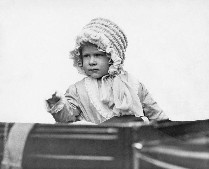 Ностальгия: 25 редких фото королевы Елизаветы II в детстве и юности