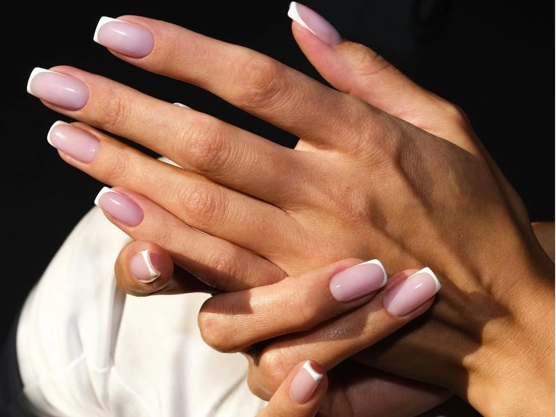 Денежный маникюр на декабрь 2025: как привлечь изобилие в последние недели года | marieclaire.ru