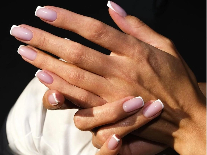 Денежный маникюр на декабрь 2025: как привлечь изобилие в последние недели года | marieclaire.ru