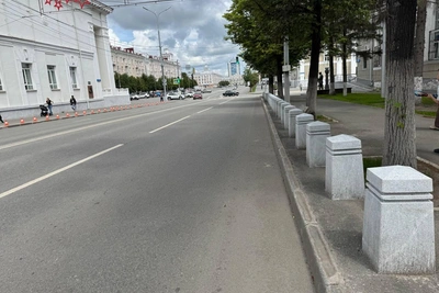 На улице Гоголя монтируют гранитные столбики