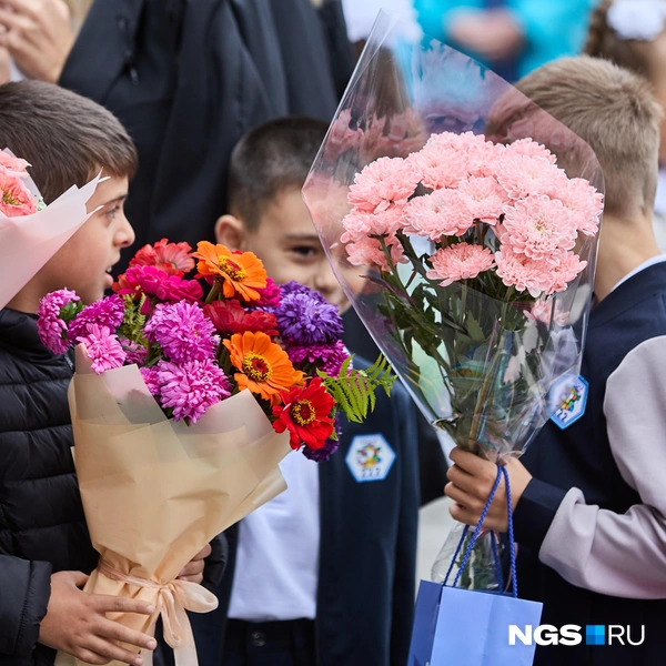 Многие дети пришли с классическими букетами | Источник: Александр Ощепков / NGS.RU