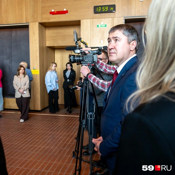 Губернатор Дмитрий Махонин осматривает холл, в котором проходило открытие | Источник: Василина Любимова / 59.RU
