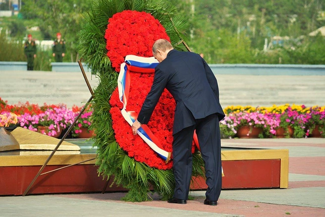 Возложение венков и Путин | Источник: Гульнара Стромилова