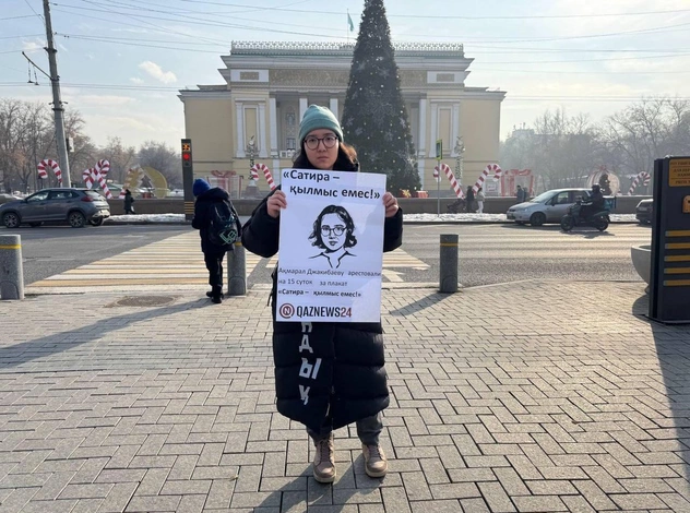 «Сатира — не преступление»: двух активистов оштрафовали за акции в поддержку арестованного Темирлана Енсебека