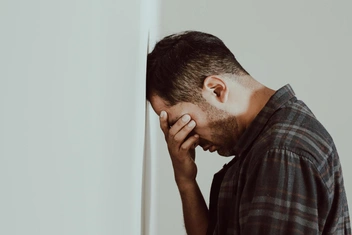 «Застал жену с любовником голыми в машине. Ударил его, но жалею, что не добил. И что дальше?»