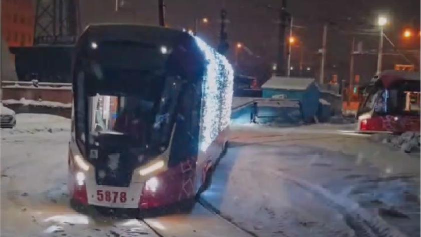 Праздник к нам приходит: пермский дептранс снял пародию на новогоднюю рекламу Coca-Cola с трамваями