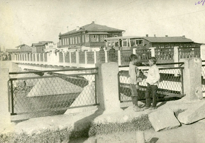 1936 год. Мальчишки позируют на фоне железобетонного моста через реку Миасс по улице Кирова | Источник: фонды ОГАЧО
