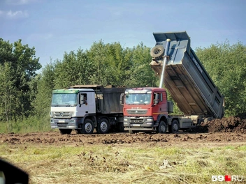 Местные жители сфотографировали выгружавшие грунт грузовики | Источник: Кирилл Хафизов / 59.RU