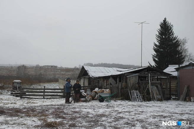 В начале ноября деревни в Искитимском районе выглядят безрадостно. Алексей заверил, что тут красиво и зимой, и летом, просто журналистам не повезло заехать в межсезонье | Источник: Андрей Бортко / NGS.ru