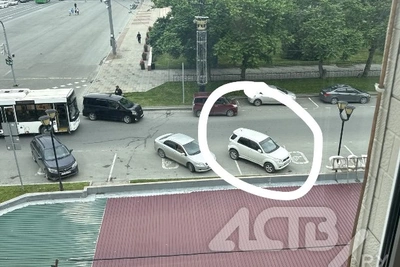 Автобус потерял колесо в центре Южно-Сахалинска