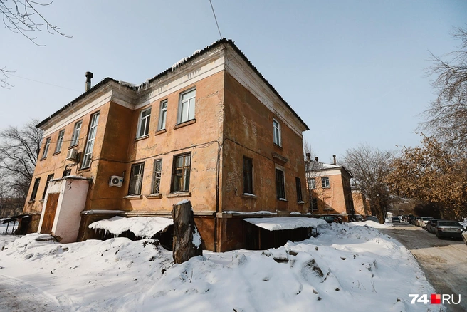 На втором этаже обновили окна, в некоторых помещениях есть кондиционеры. Но в целом здание выглядит удручающе | Источник: Наталья Лапцевич