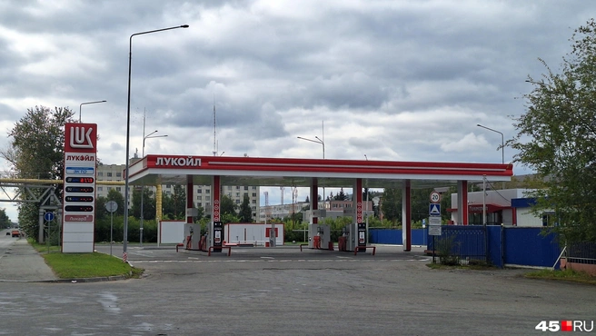 «Лукойл» уже который раз мы замечаем пустым, без авто и бензина | Источник: Александр Лисихин / 45.RU