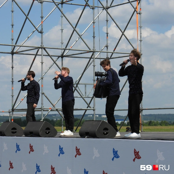 Пермский ансамбль «Иваны» на сцене авиафестиваля «Крылья Пармы» | Источник: Кирилл Хафизов / 59.RU