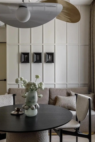 Искусство в черных рамках, Маргарита Якунчева. Корпусная, Apartment. Стол и стулья, Unika. Диван, Mebelioner. Шторы, izabellafareni. Цветы, Germangarden.  | Источник: Михаил Чекалов; стиль: Екатерина Клее