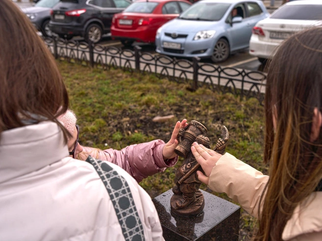 Прохожие прикасаются к фигурке, чтобы привлечь удачу | Источник: Данила Грибов / vk.com