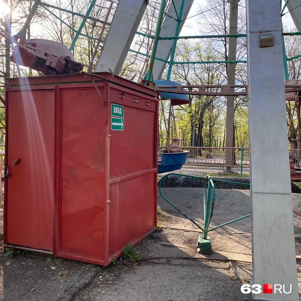 Несмотря на то, что колесо закрыто, пройти в зону посадки можно через зазор между будкой и турникетом | Источник: Ксения Бирюкова / 63.RU