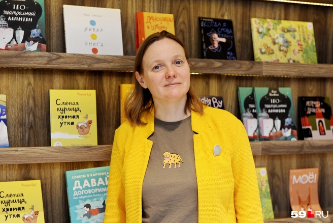 В книжных магазинах Нина Дашевская в первую очередь ищет книги писателей-друзей | Источник: Ирина Тропина / 59.RU
