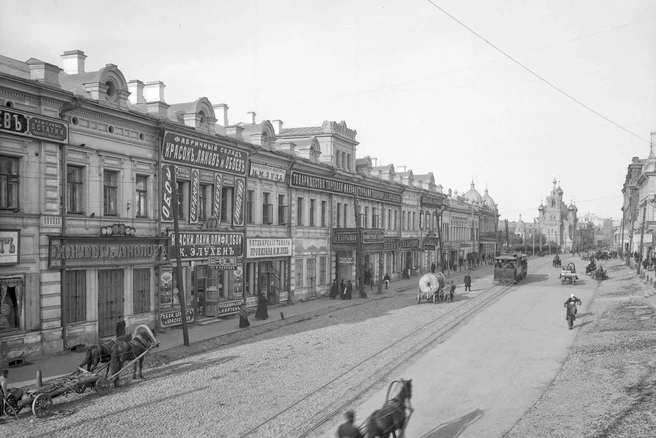 Рождественская улица. На фото можно увидеть золотарей — сегодня они называются ассенизаторами | Источник: Максим Дмитриев