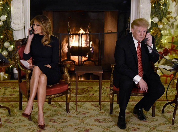 Мелания и Дональд Трамп отвечают на звонки детей о местонахождении Санта Клауса, декабрь 2018 года